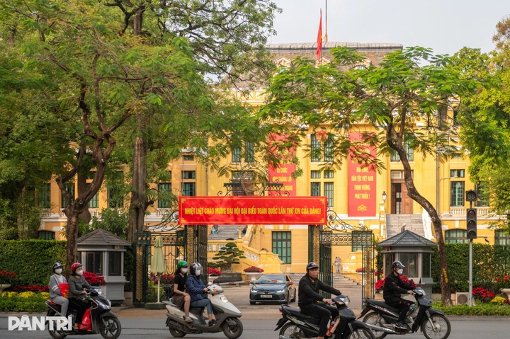 Hanoi adorned with flags and flowers for the 14th National Party Congress - 8