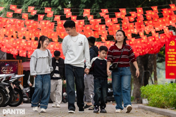Hanoi adorned with flags and flowers for the 14th National Party Congress - 9