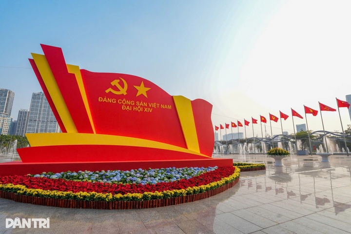 Hanoi adorned with flags and flowers for the 14th National Party Congress - 11
