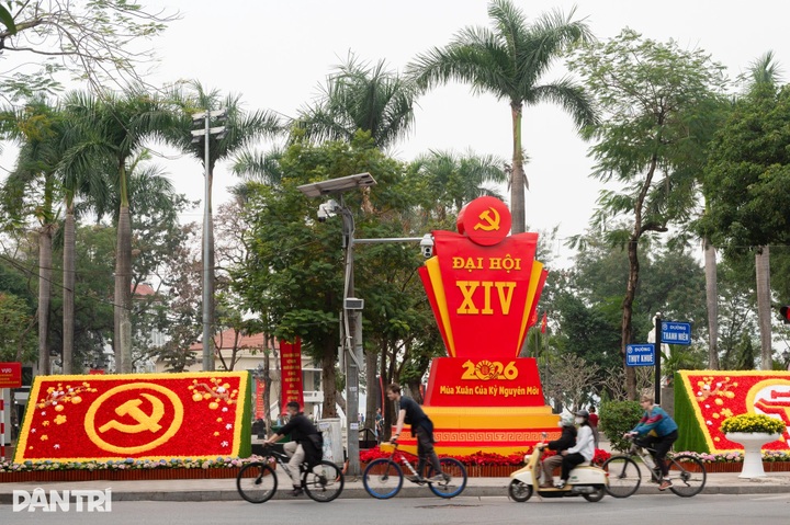 Hanoi adorned with flags and flowers for the 14th National Party Congress - 2