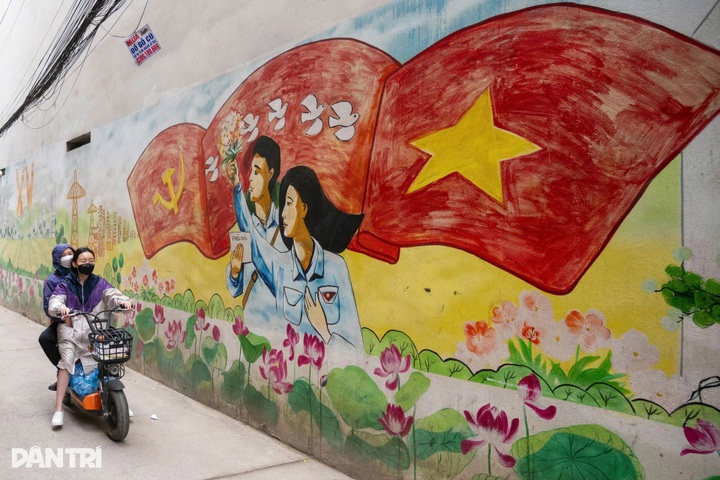 Hanoi adorned with flags and flowers for the 14th National Party Congress - 6
