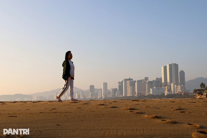 Dolphin-shaped sandbar emerges off Nha Trang beach - 7