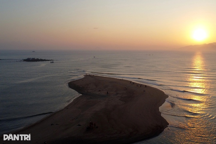 Dolphin-shaped sandbar emerges off Nha Trang beach - 4