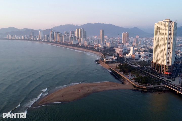 Dolphin-shaped sandbar emerges off Nha Trang beach - 5