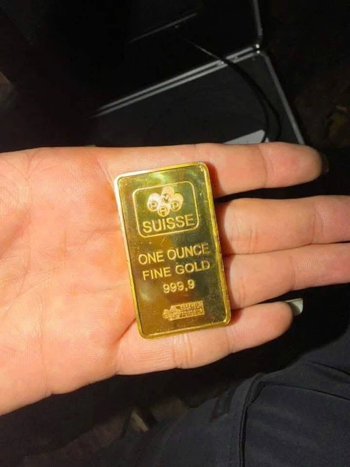 Tourist drops two ounces of gold into Huong River in Hue - 1