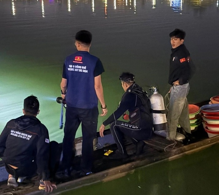 Tourist drops two ounces of gold into Huong River in Hue - 2