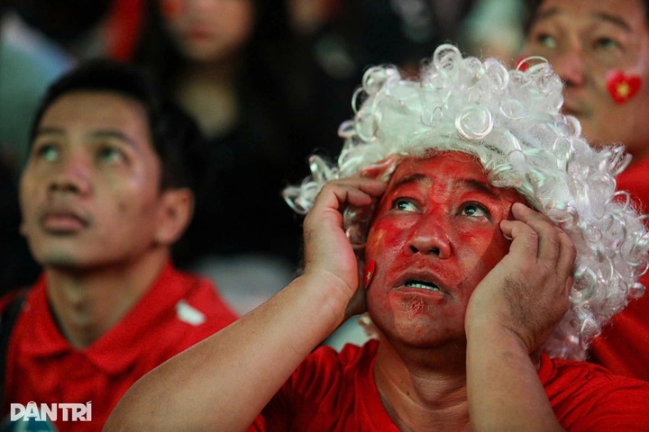 Vietnam fans in tears after U23 loss to China at Asia semis - 5