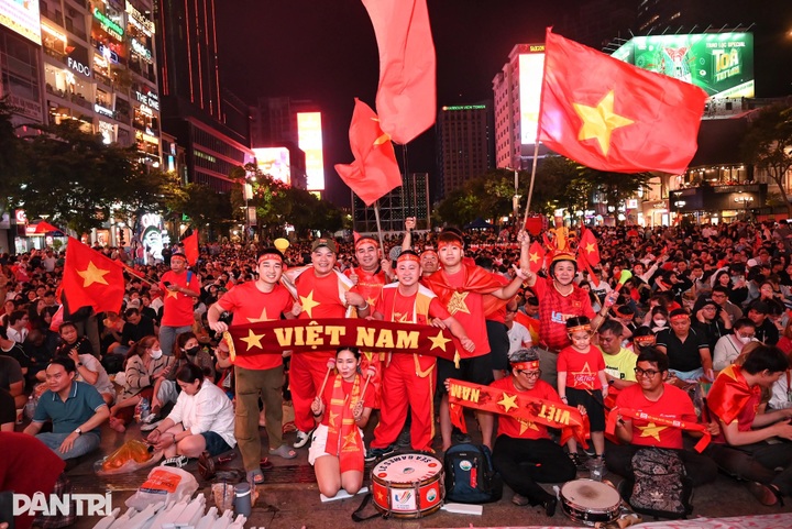 Vietnam fans in tears after U23 loss to China at Asia semis - 2