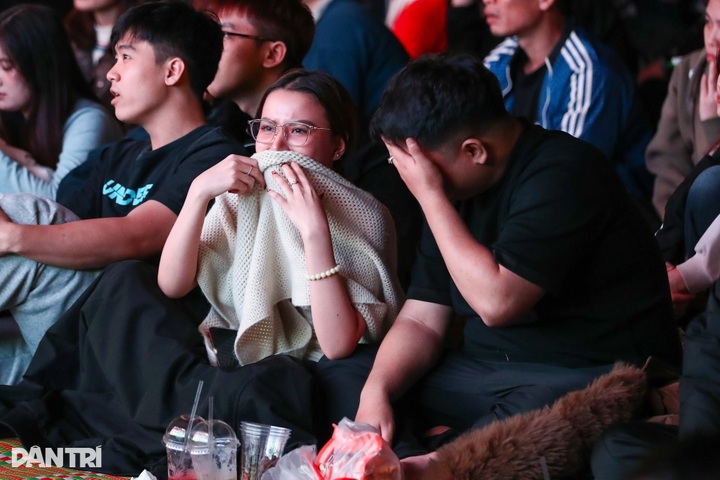 Vietnam fans in tears after U23 loss to China at Asia semis - 10
