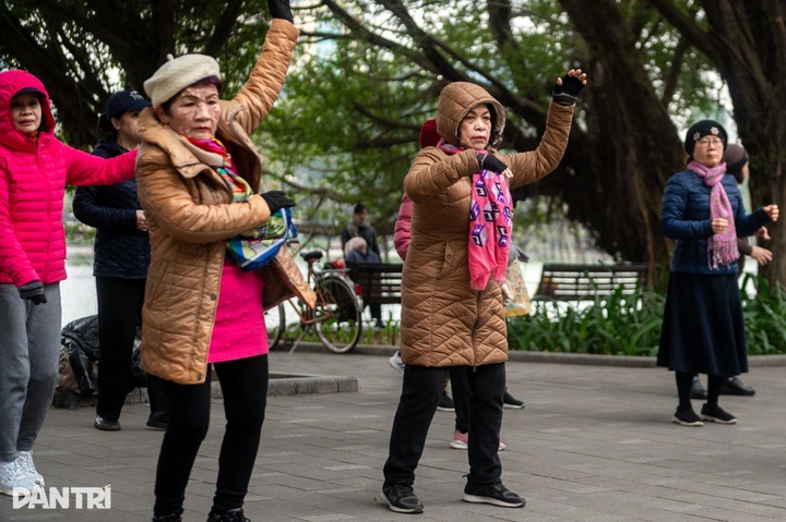 Cold snap leaves Hanoi shivering - 5