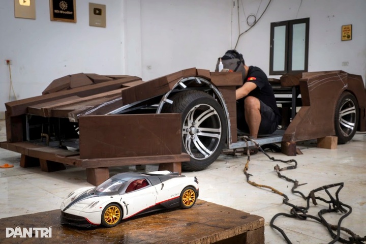 Bac Ninh carpenter gains fame for handcrafted wooden supercars - 3