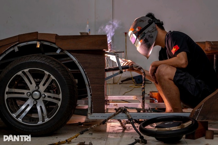 Bac Ninh carpenter gains fame for handcrafted wooden supercars - 4