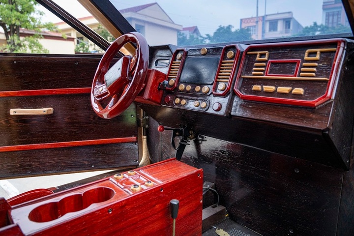 Bac Ninh carpenter gains fame for handcrafted wooden supercars - 5