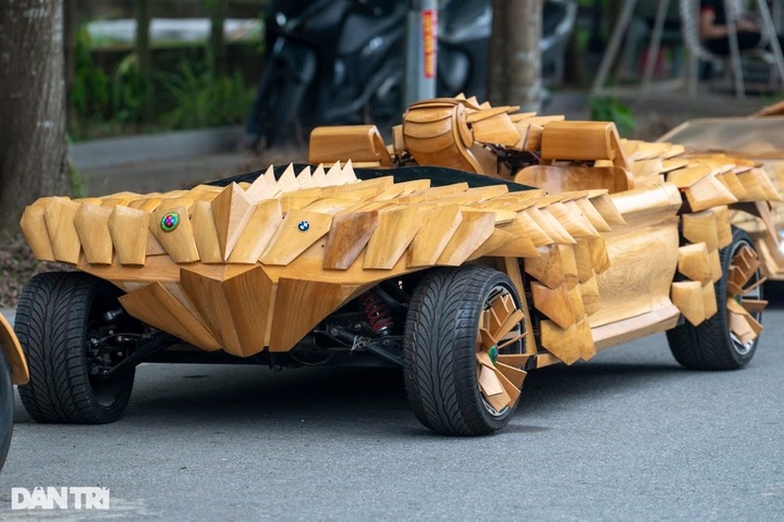 Bac Ninh carpenter gains fame for handcrafted wooden supercars - 9