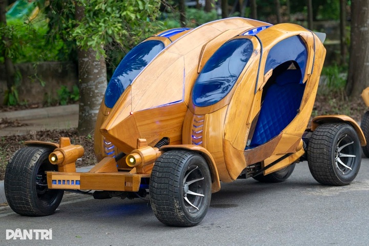Bac Ninh carpenter gains fame for handcrafted wooden supercars - 10