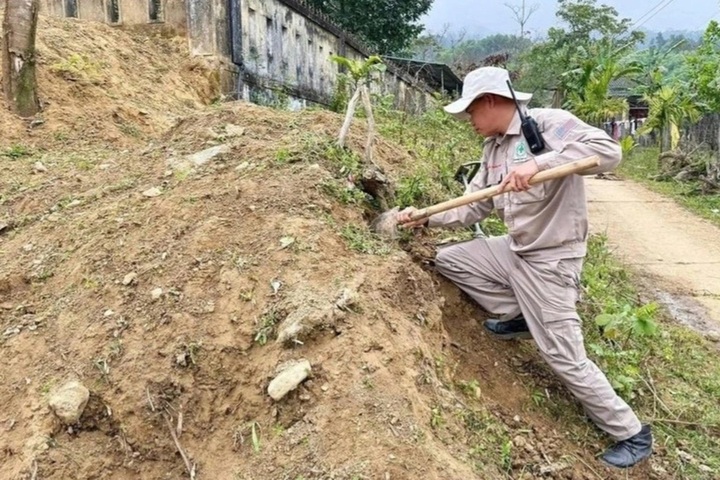 Cluster bomb, grenade launcher found near primary school in Hue - 1