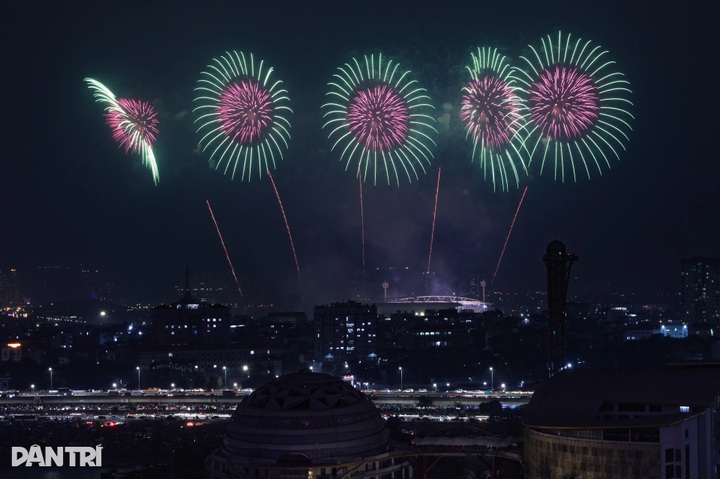 Vietnam marks successful National Party Congress with mass fireworks - 5