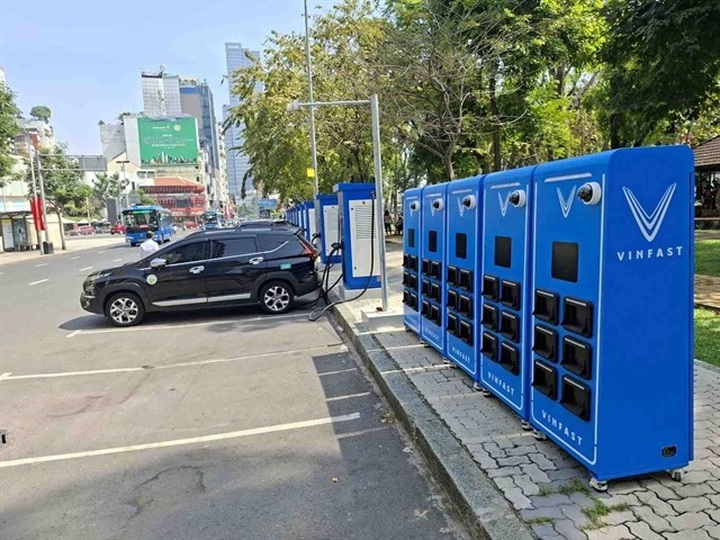 HCM City to allow electric motorbike battery-swapping on sidewalks - 1