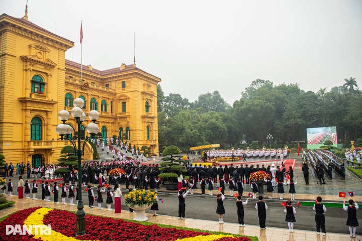 Lao Party Chief and President begins state visit to Vietnam - 1