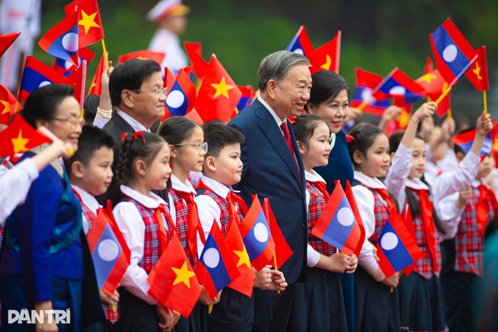 Lao Party Chief and President begins state visit to Vietnam - 6