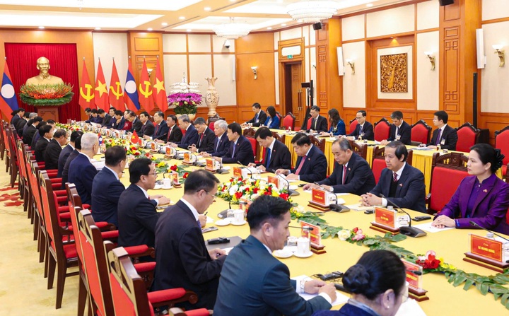 Vietnam and Laos reaffirm strategic cohesion at top leaders’ talks - 1