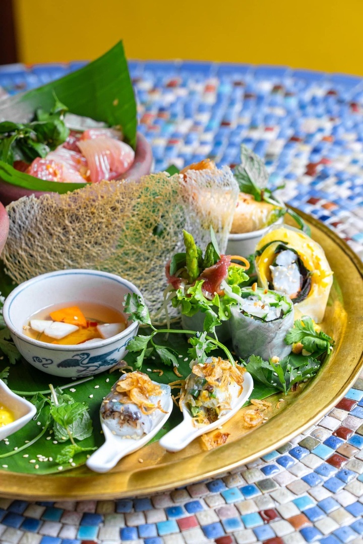 EU Council president enjoys traditional Vietnamese cuisine in Hanoi - 3