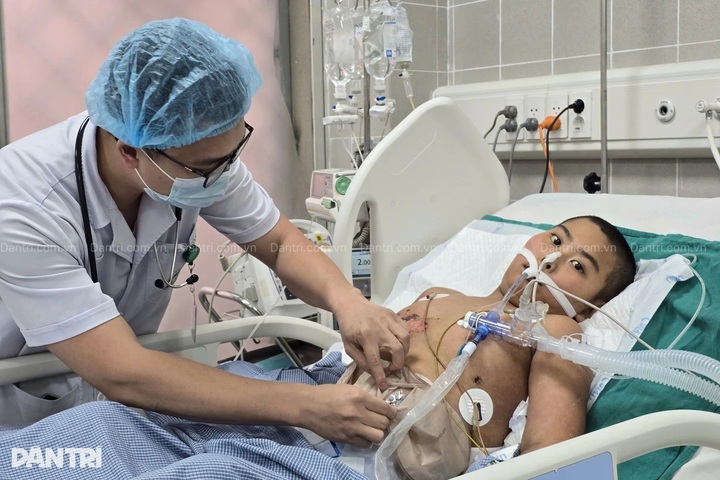Hanoi boy receives over USD 40,000 for life saving treatment - 3