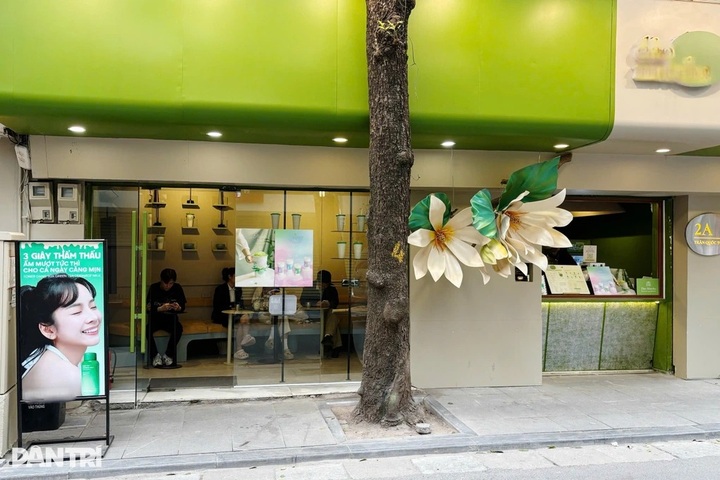 Hanoi eateries adapt as pavement controls tighten - 1