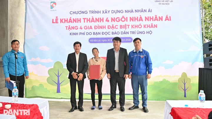 Four low-income Hanoi families receive support to build new homes - 5