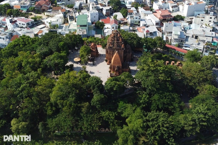 Khanh Hoa seeks halt to Ponagar Tower art show over low returns - 2