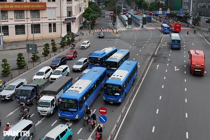 HCMC considers buses to connect Long Thanh Airport, bypassing metro delays - 1