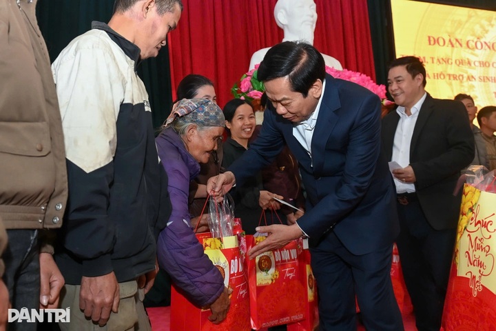 Interior Minister visits revolutionary capital, pays tribute in Tan Trao - 5