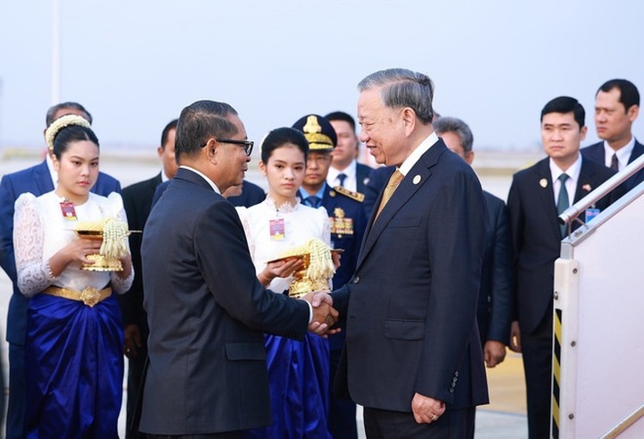 Party General Secretary begins state visit to Cambodia - 2
