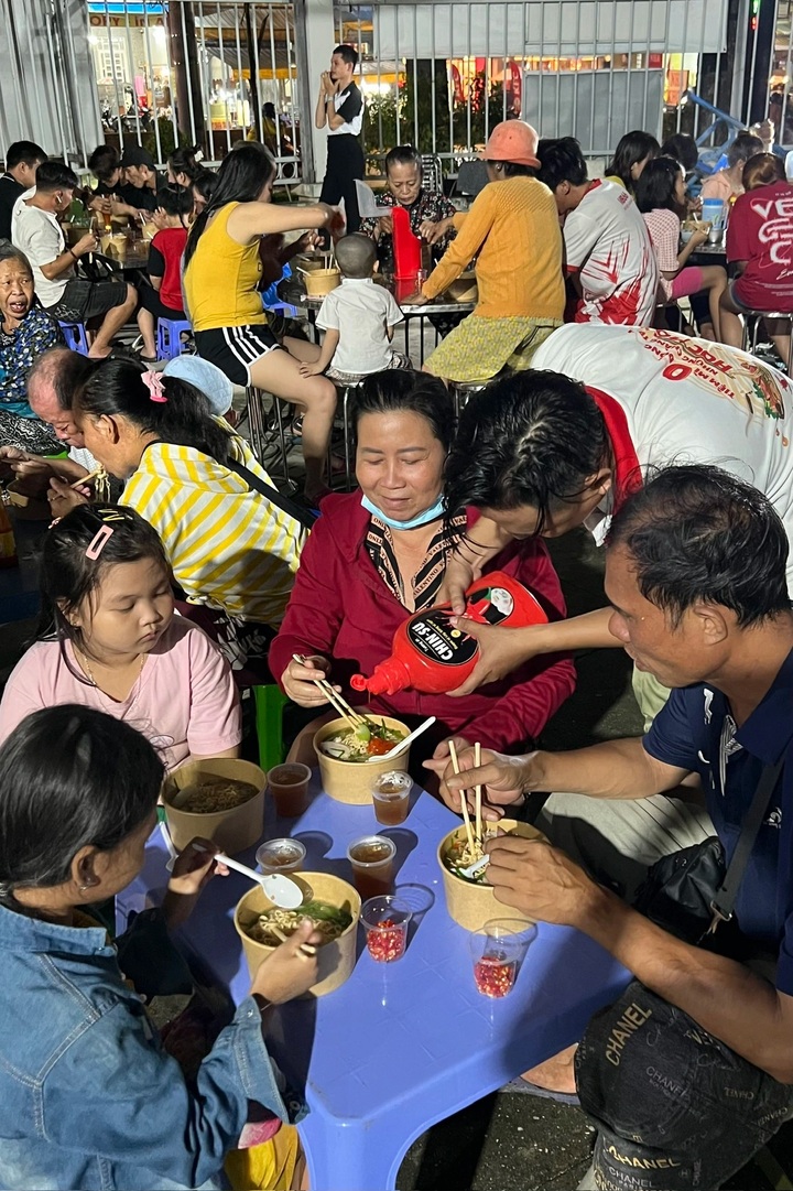 Ho Chi Minh City’s pop-up noodle kitchen serves hundreds of free meals - 3