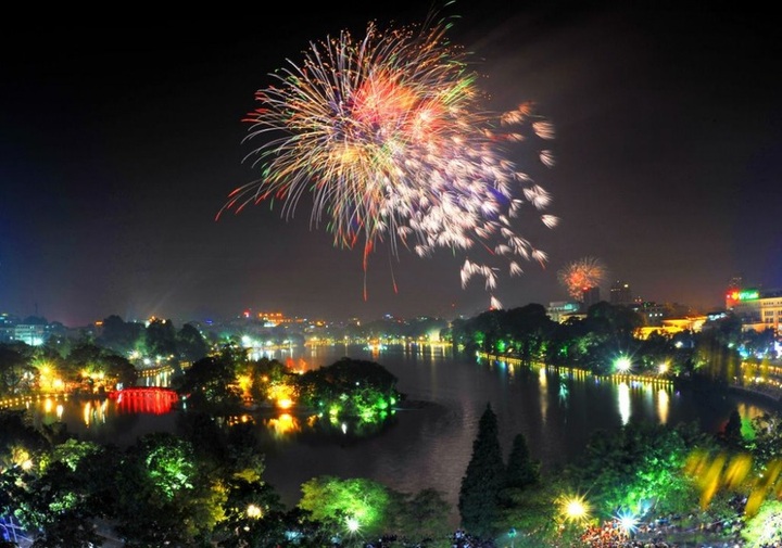 Hanoi to stage fireworks displays at 33 locations on Lunar New Year's Eve - 1 Hanoi to stage fireworks displays at 33 locations on Lunar New Year's Eve - 1