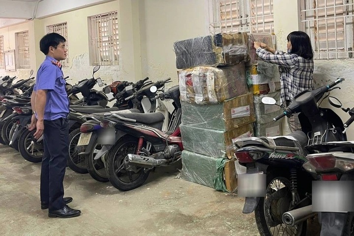 Danang destroys 6,500 packs of smuggled cigarettes - 1