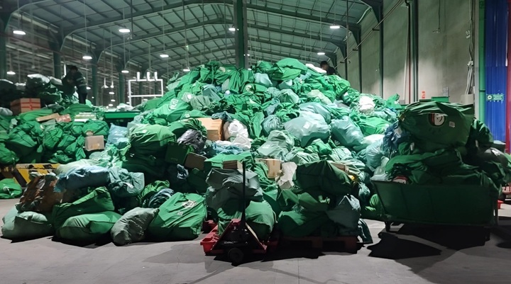 Delivery services overwhelmed as Tet nears - 1