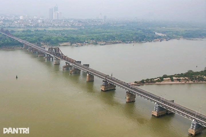 Trains return to Long Bien Bridge after emergency repairs - 1
