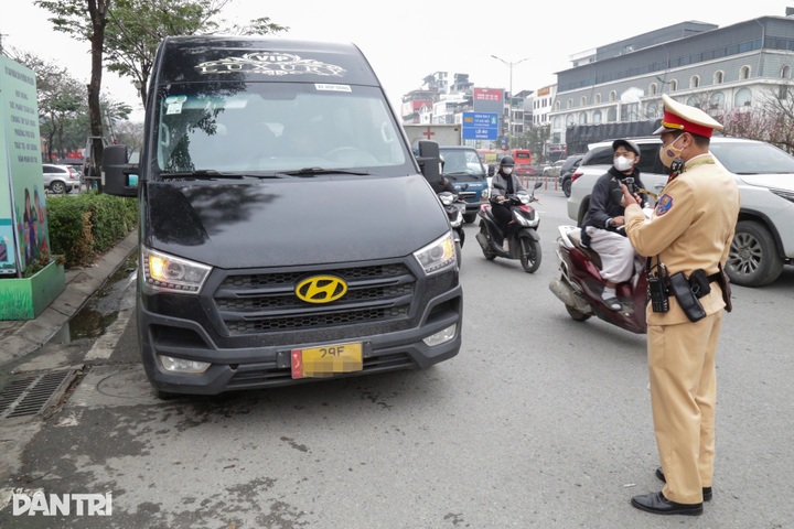 Undercover traffic police target coach violations ahead of Tet - 4