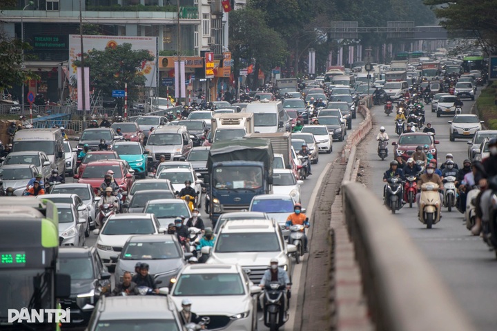Hanoi streets gridlocked as people head home for Tet - 8