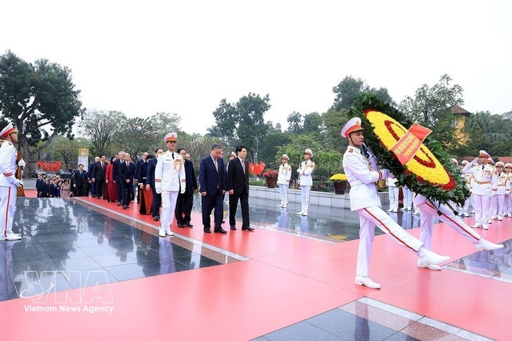 Party, State leaders pay tribute to President Ho Chi Minh ahead of Tet - 1