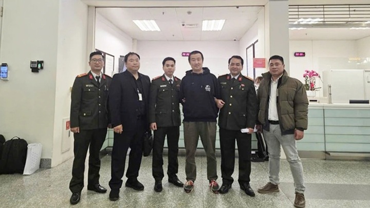 Hanoi police hand over internationally wanted Korean national - 1 Hanoi police hand over internationally wanted Korean national - 1