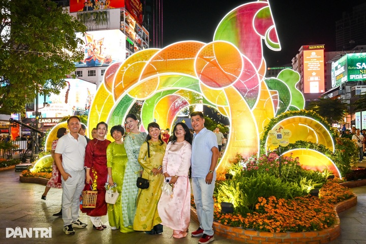 Nguyen Hue flower street opens in Ho Chi Minh City for Tet 2026 - 2 Nguyen Hue flower street opens in Ho Chi Minh City for Tet 2026 - 2