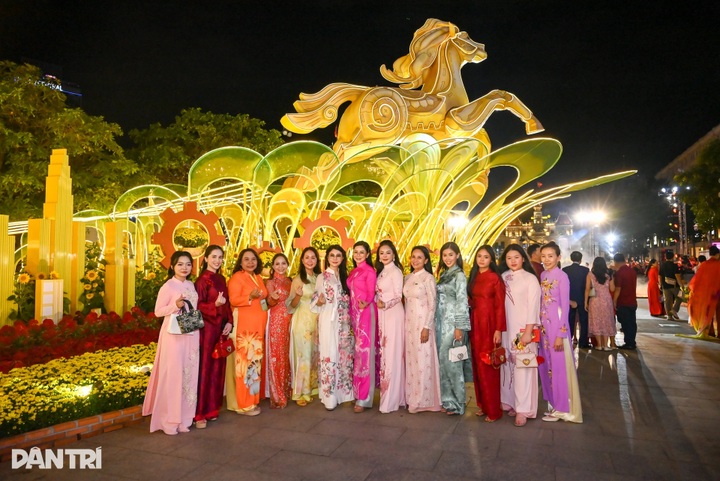 Nguyen Hue flower street opens in Ho Chi Minh City for Tet 2026 - 5 Nguyen Hue flower street opens in Ho Chi Minh City for Tet 2026 - 5