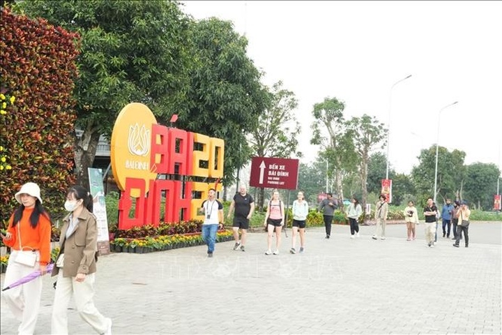 Ninh Binh welcomes first visitors of Lunar New Year - 1 Ninh Binh welcomes first visitors of Lunar New Year - 1