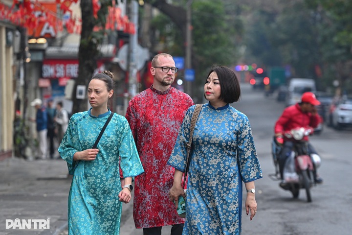 Calm settles over Hanoi on Tet morning - 12 Calm settles over Hanoi on Tet morning - 12