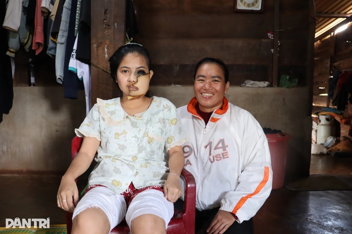 Dak Lak schoolgirl receives support from Dantri readers - 2