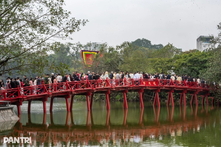 Crowds flock to Hanoi’s Old Quarter and Hoan Kiem Lake for Tet - 6 Crowds flock to Hanoi’s Old Quarter and Hoan Kiem Lake for Tet - 6