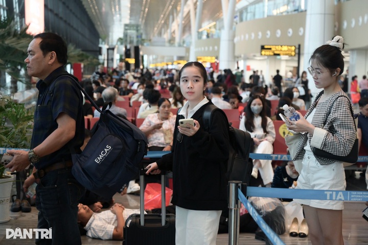 Passenger surge hits record at Tan Son Nhat after Tet holiday - 1