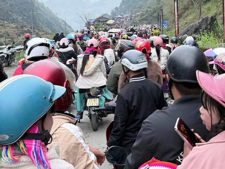 Tourists flood Ha Giang hotspots, visitors scramble for rooms - 2